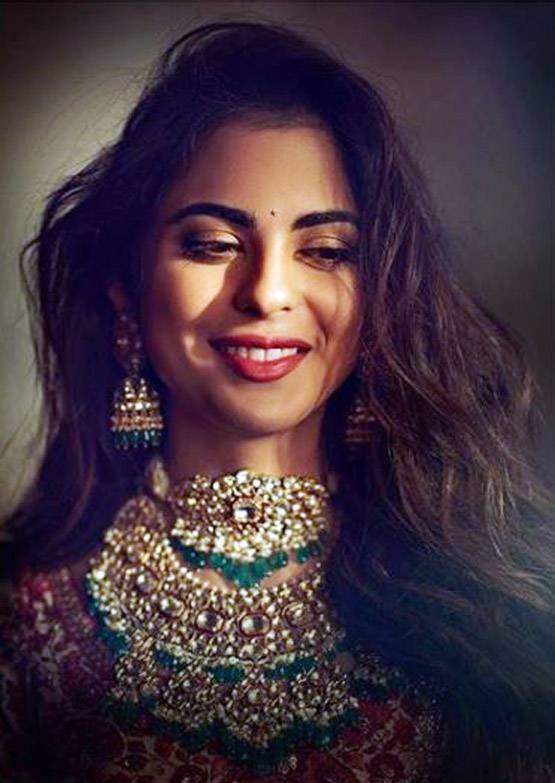 शादी से पहले ग्रह शांत‍ि पूजा, ईशा अंबानी ने पहना ये खास लहंगा