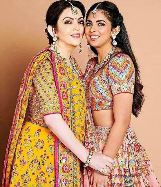 शादी से पहले ग्रह शांत‍ि पूजा, ईशा अंबानी ने पहना ये खास लहंगा