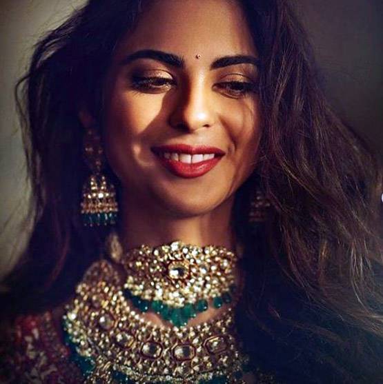 शादी से पहले ग्रह शांत‍ि पूजा, ईशा अंबानी ने पहना ये खास लहंगा