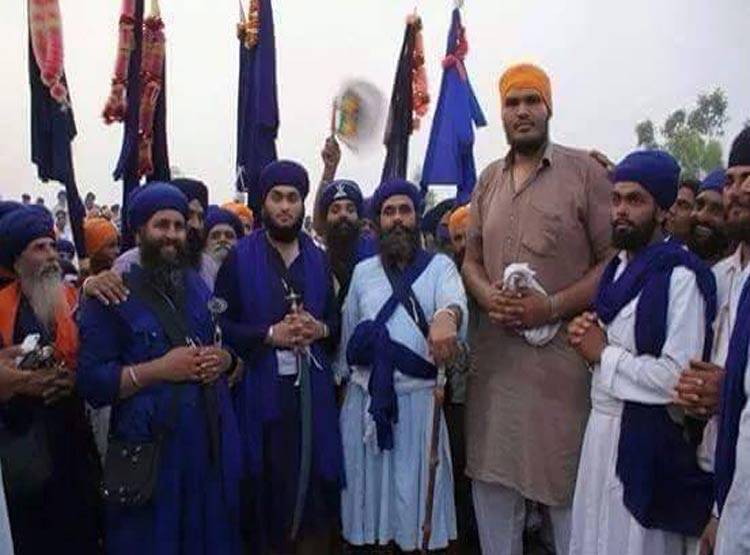 पंजाब में है दुनिया का सबसे लंबा पुलिस वाला, खली भी हैं हाइट में छोटे