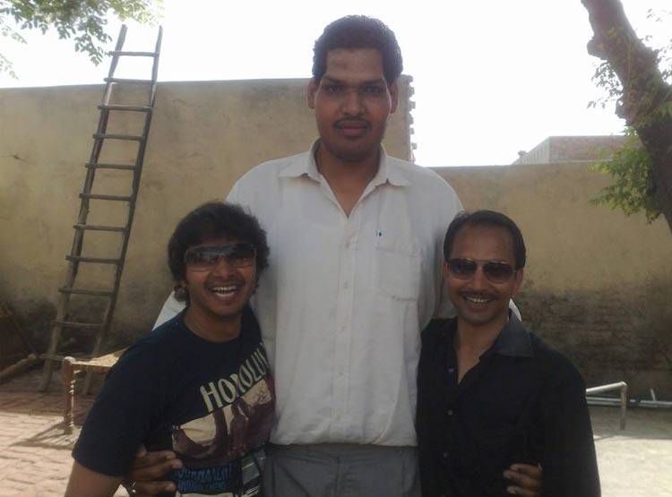 पंजाब में है दुनिया का सबसे लंबा पुलिस वाला, खली भी हैं हाइट में छोटे