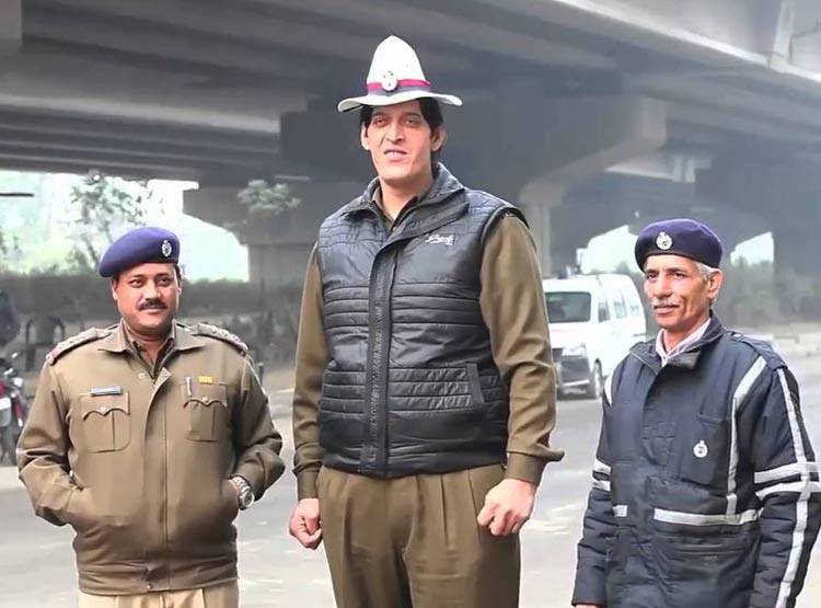 पंजाब में है दुनिया का सबसे लंबा पुलिस वाला, खली भी हैं हाइट में छोटे