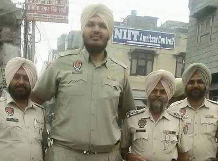 पंजाब में है दुनिया का सबसे लंबा पुलिस वाला, खली भी हैं हाइट में छोटे