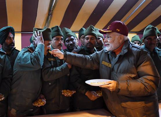 हर्षिल में PM मोदी ने जवानों संग मनाई दिवाली, देखें तस्वीरें