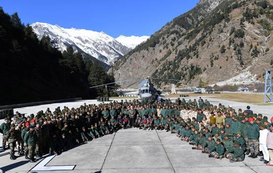 हर्षिल में PM मोदी ने जवानों संग मनाई दिवाली, देखें तस्वीरें