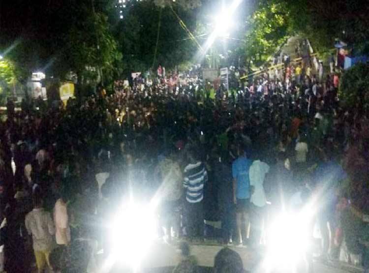 लिफ्ट में छात्रा के सामने युवक ने किया मास्टरबेट, छात्र उतरे सड़कों पर