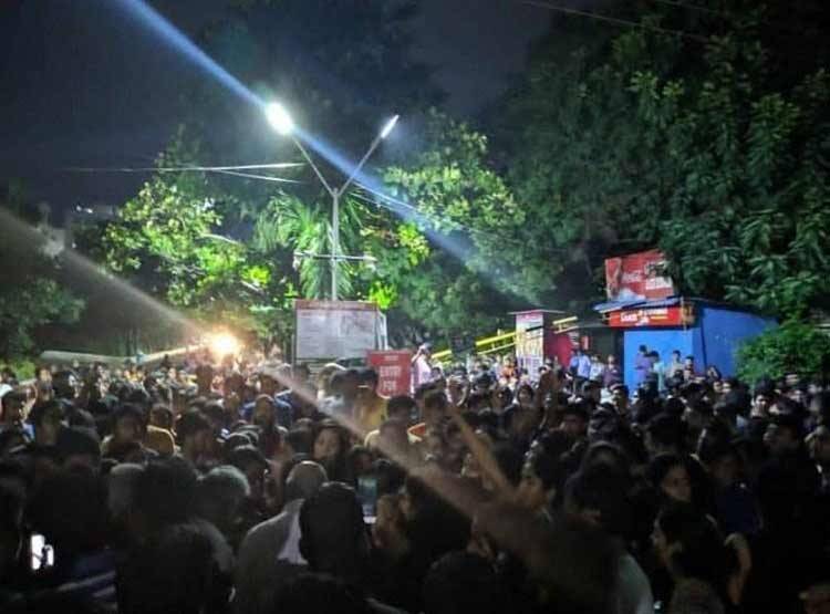 लिफ्ट में छात्रा के सामने युवक ने किया मास्टरबेट, छात्र उतरे सड़कों पर