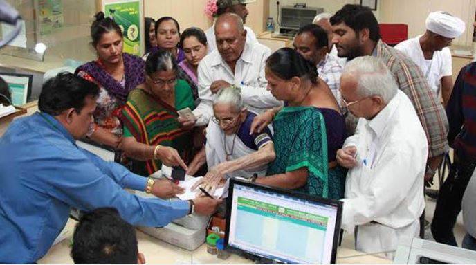 इन 10 तस्वीरों को देख नोटबंदी का 2 साल पुराना दर्द हो जाएगा ताजा!