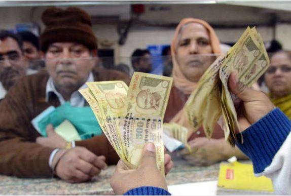 इन 10 तस्वीरों को देख नोटबंदी का 2 साल पुराना दर्द हो जाएगा ताजा!