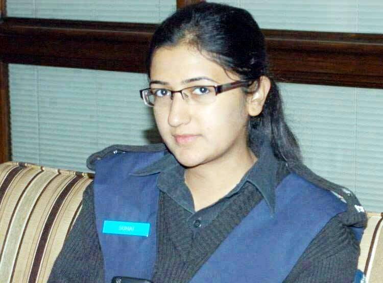 हाथों में बंदूक थाम आतंकियों से लड़ने उतर पड़ी ये पाकिस्तानी अफसर