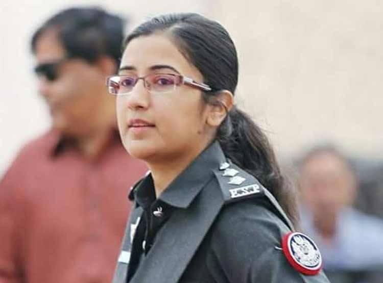 हाथों में बंदूक थाम आतंकियों से लड़ने उतर पड़ी ये पाकिस्तानी अफसर