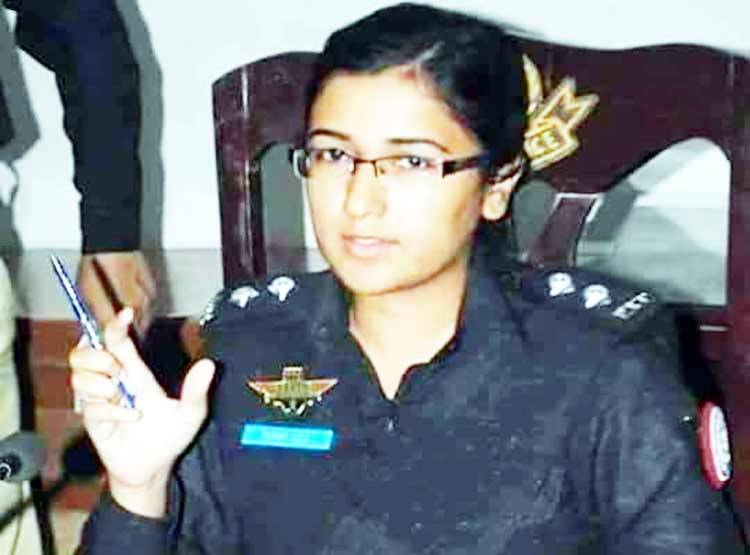 हाथों में बंदूक थाम आतंकियों से लड़ने उतर पड़ी ये पाकिस्तानी अफसर