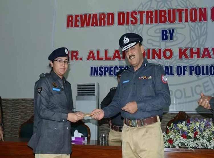 हाथों में बंदूक थाम आतंकियों से लड़ने उतर पड़ी ये पाकिस्तानी अफसर