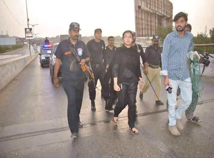 हाथों में बंदूक थाम आतंकियों से लड़ने उतर पड़ी ये पाकिस्तानी अफसर