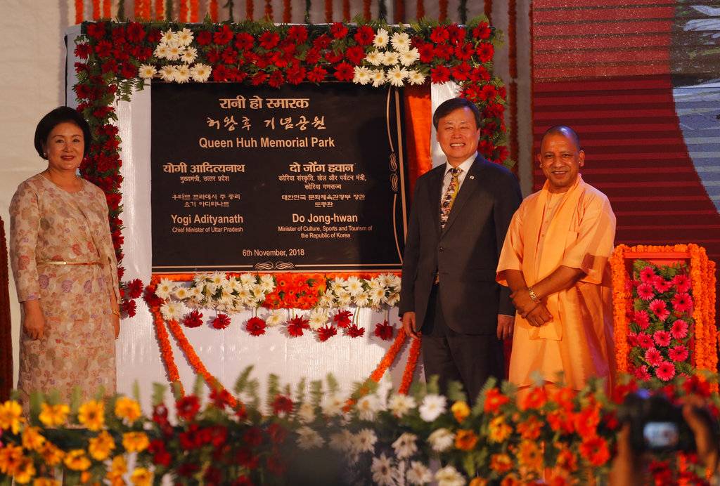 20 फोटो में अयोध्या के रंग, राम के चरणों में नतमस्तक दिखे योगी