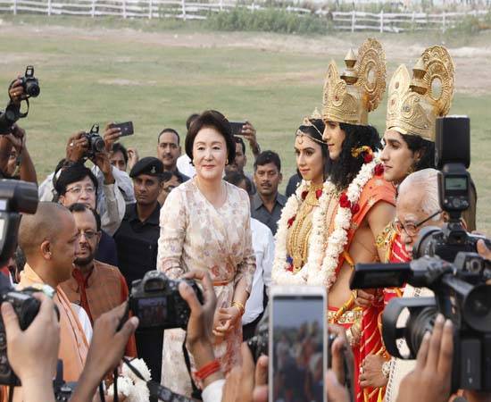 20 फोटो में अयोध्या के रंग, राम के चरणों में नतमस्तक दिखे योगी