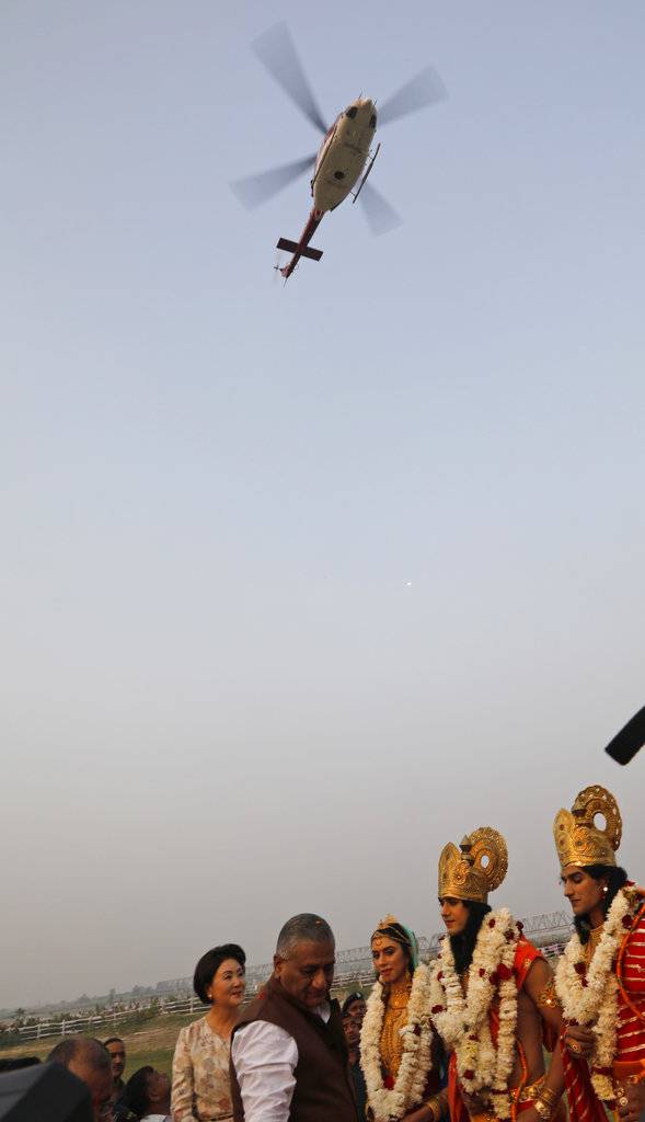 20 फोटो में अयोध्या के रंग, राम के चरणों में नतमस्तक दिखे योगी