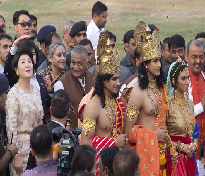 20 फोटो में अयोध्या के रंग, राम के चरणों में नतमस्तक दिखे योगी