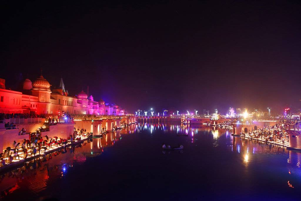 20 फोटो में अयोध्या के रंग, राम के चरणों में नतमस्तक दिखे योगी