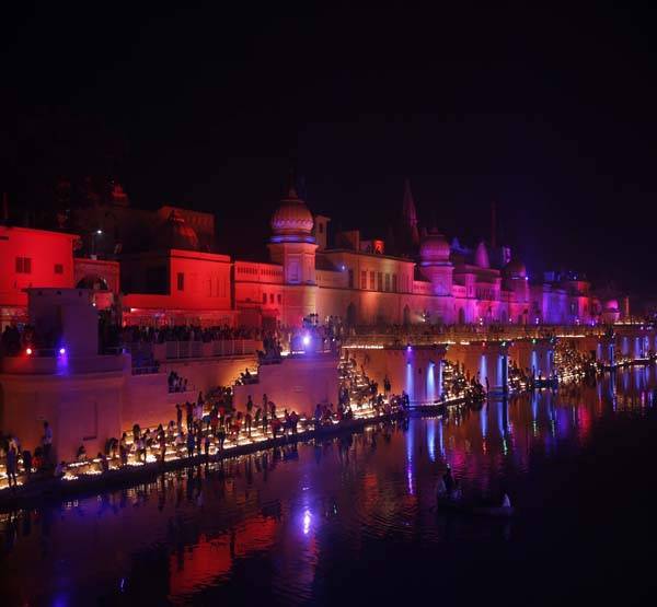 20 फोटो में अयोध्या के रंग, राम के चरणों में नतमस्तक दिखे योगी