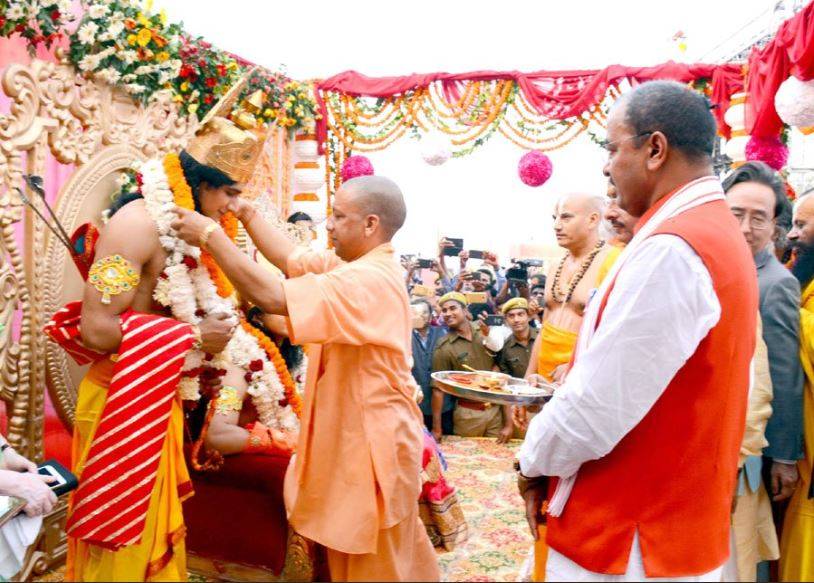 20 फोटो में अयोध्या के रंग, राम के चरणों में नतमस्तक दिखे योगी