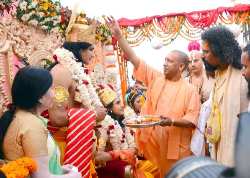 20 फोटो में अयोध्या के रंग, राम के चरणों में नतमस्तक दिखे योगी