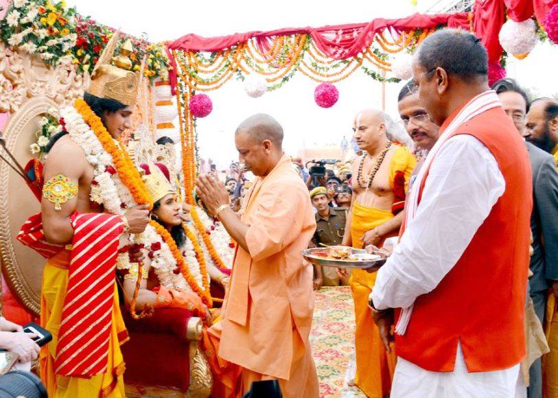 20 फोटो में अयोध्या के रंग, राम के चरणों में नतमस्तक दिखे योगी