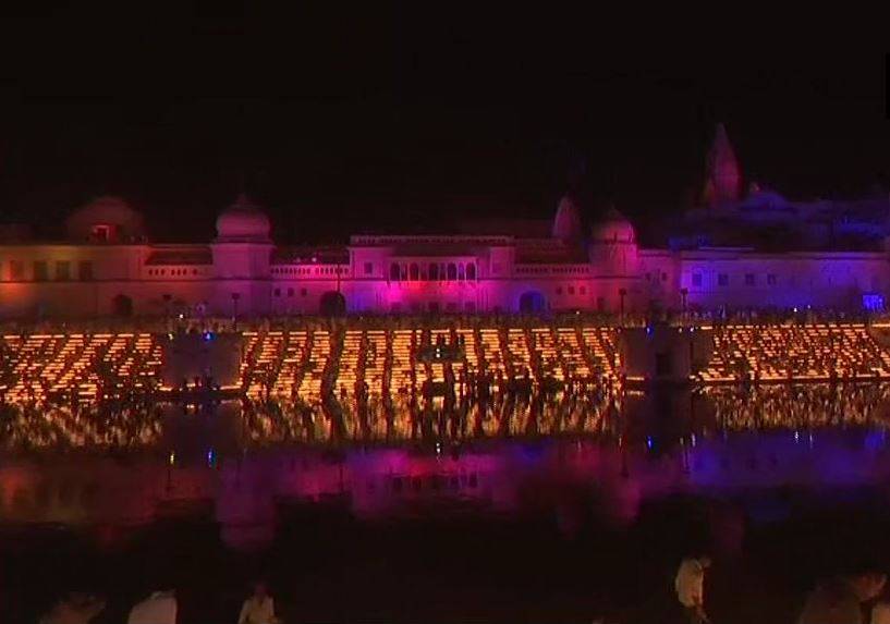 20 फोटो में अयोध्या के रंग, राम के चरणों में नतमस्तक दिखे योगी