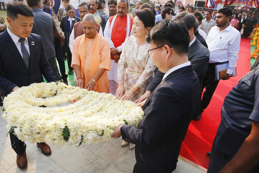 20 फोटो में अयोध्या के रंग, राम के चरणों में नतमस्तक दिखे योगी