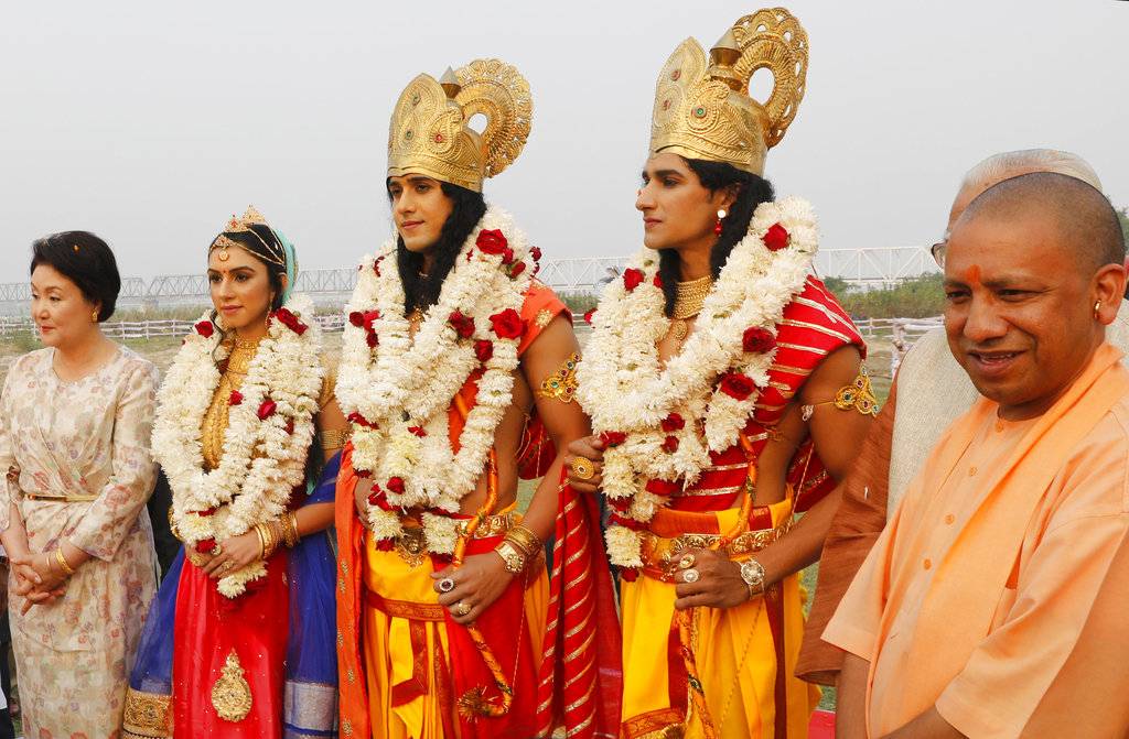 20 फोटो में अयोध्या के रंग, राम के चरणों में नतमस्तक दिखे योगी