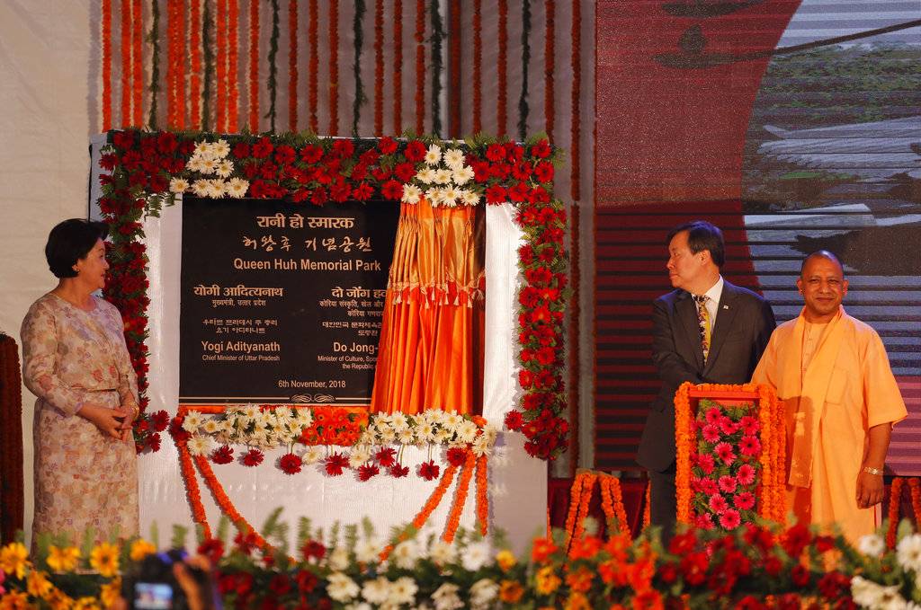 20 फोटो में अयोध्या के रंग, राम के चरणों में नतमस्तक दिखे योगी