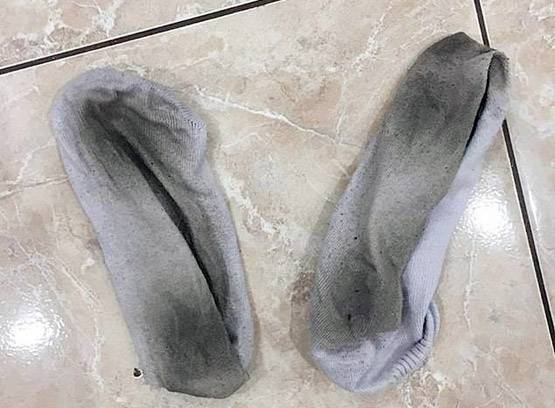 इस लड़की के पैरों के दीवाने हैं लोग, बेचती है गंदे सॉक्स