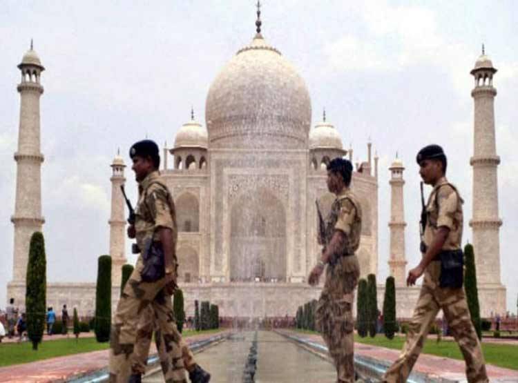 400 साल पहले क्या ताजमहल में होती थी नमाज?
