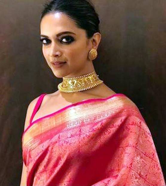 लाल साड़ी में दीपिका, छाते से ब्राइडल लुक छिपाती दिखीं, PHOTOS