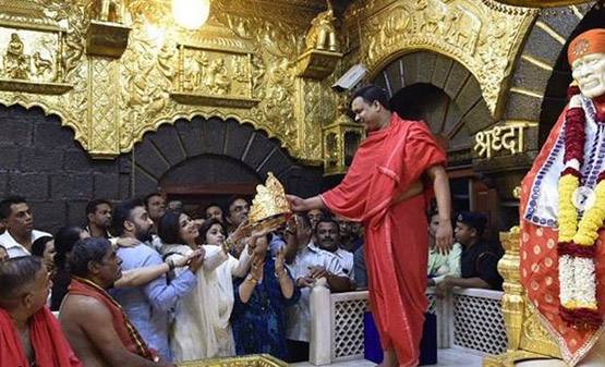 शिल्पा शेट्टी ने साईं बाबा को चढ़ाया सोने का मुकुट, पति भी थे साथ