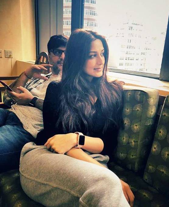 5 महीने बाद अमेरिका से भारत लौटीं सोनाली, कैंसर से जंग जारी