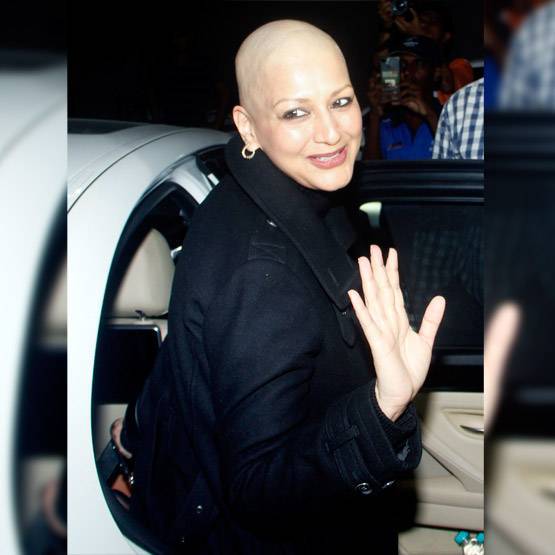 5 महीने बाद घर लौटीं सोनाली बेंद्रे ने पेट डॉग के साथ शेयर की Photo