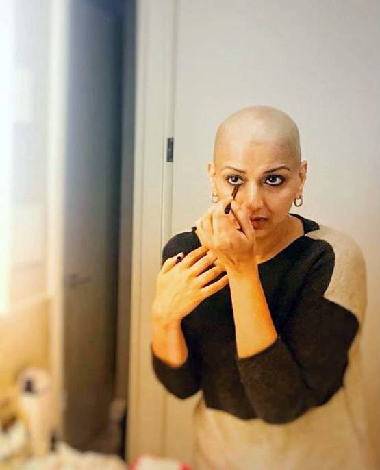 5 महीने बाद घर लौटीं सोनाली बेंद्रे ने पेट डॉग के साथ शेयर की Photo