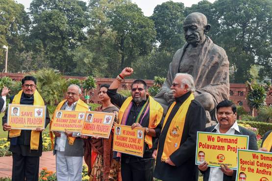 संसद भवन पहुंचे 'करुणानिधि', देखकर हर कोई हुआ हैरान