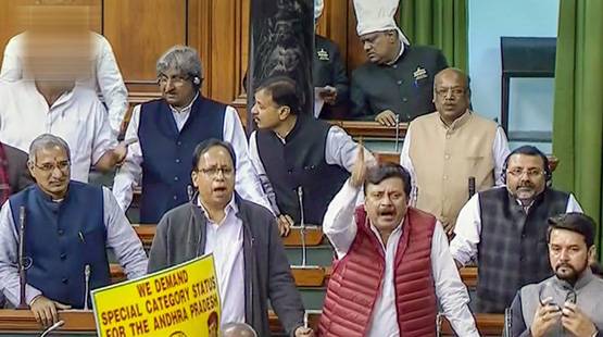 संसद भवन पहुंचे 'करुणानिधि', देखकर हर कोई हुआ हैरान