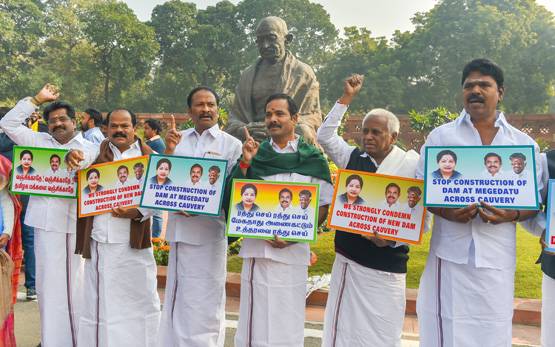 संसद भवन पहुंचे 'करुणानिधि', देखकर हर कोई हुआ हैरान