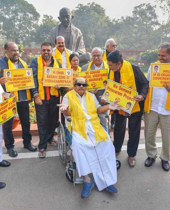 संसद भवन पहुंचे 'करुणानिधि', देखकर हर कोई हुआ हैरान