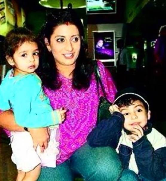 स्मृति ईरानी ने पति के साथ डाली तस्वीर, हंसकर लोट-पोट हुए लोग