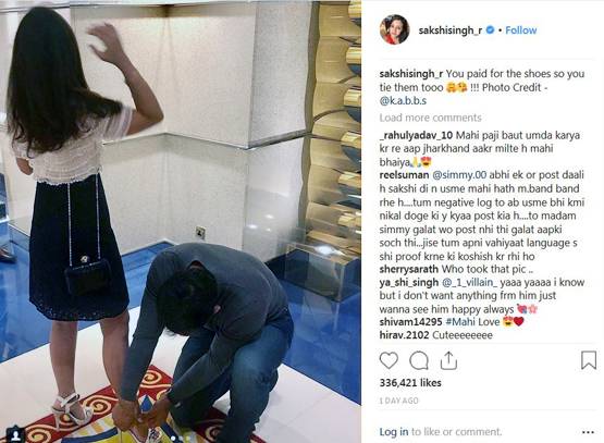 ..जब पत्नी साक्षी के सैंडल के फीते बांधने लगे धोनी..PHOTOS वायरल