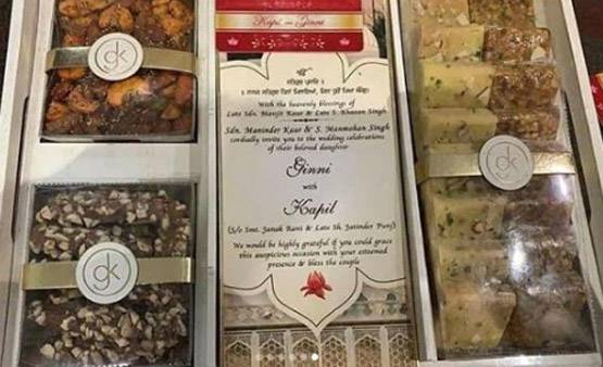 4 तरह की मिठाइयों संग कप‍िल ने भेजा शादी का कार्ड, देखें तस्वीरें