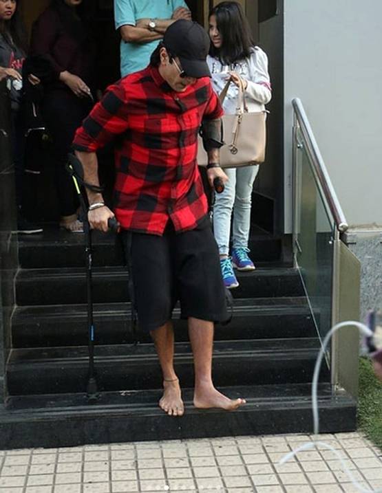 बैसाखी के सहारे चल रहे हैं Bipasha Basu के पति, ये है वजह