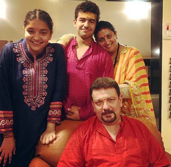 स्मृति ईरानी ने पति के साथ डाली तस्वीर, हंसकर लोट-पोट हुए लोग