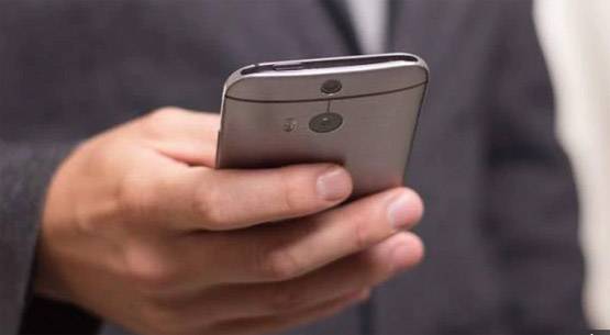 Nomophobia बना वर्ड ऑफ द ईयर, मोबाइल रखने वाले जरूर पढ़ें