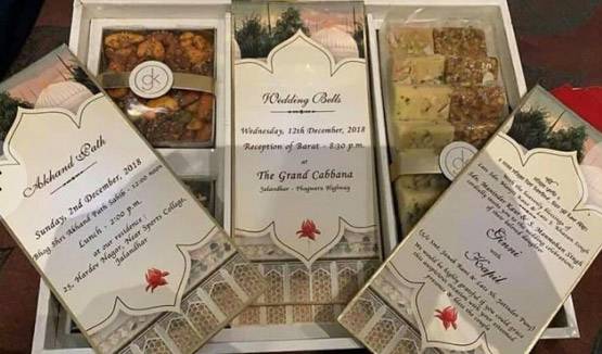 4 तरह की मिठाइयों संग कप‍िल ने भेजा शादी का कार्ड, देखें तस्वीरें