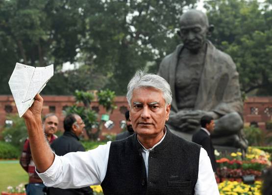 संसद भवन पहुंचे 'करुणानिधि', देखकर हर कोई हुआ हैरान